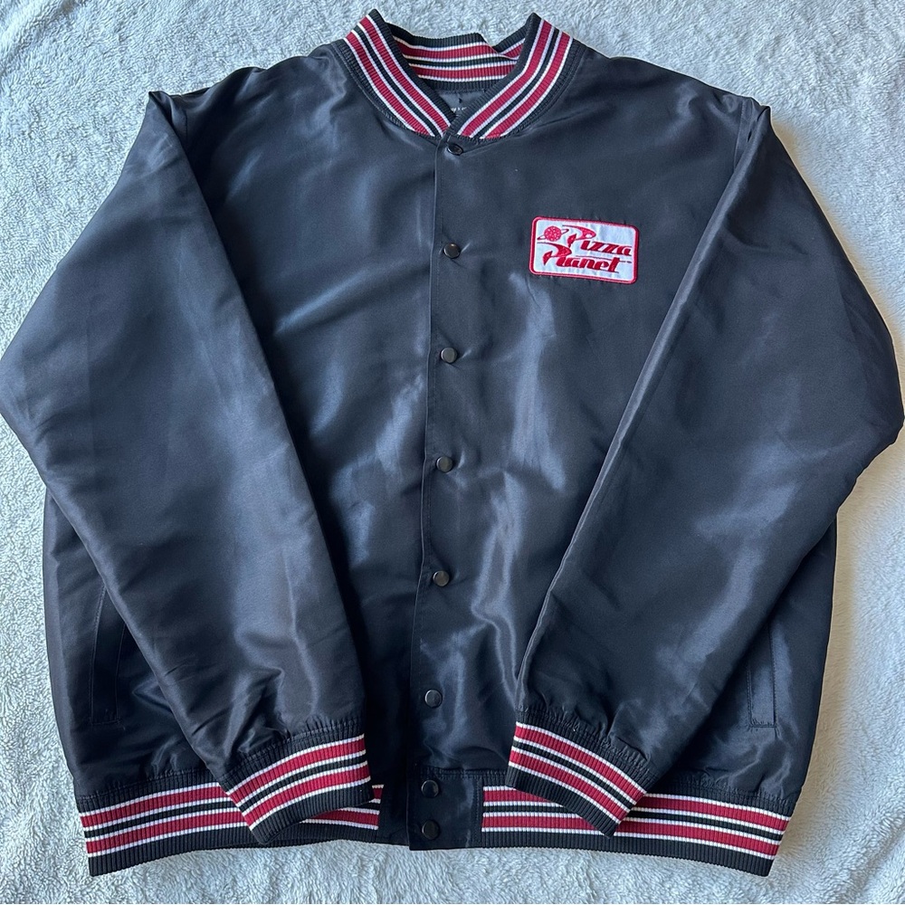 Pizza Planet Bomber Jacket Unisex XXL Toy Story Disney by Junk Food Pixar Satin